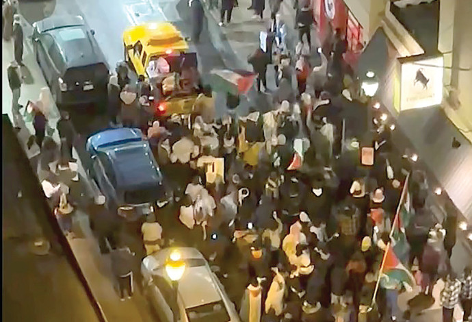 הפגנה פרו פלסט' מול חומוסיית גולדי בארה''ב (צילום: צילום מסך)