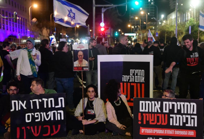 "עסקה עכשיו". משפחות החטופים מול הקריה בתל אביב  (צילום:  אבשלום ששוני)