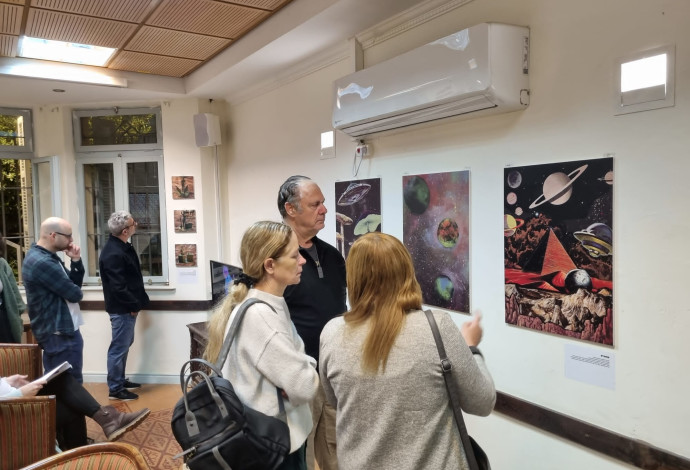 תערוכת אמנות לקידום שחרורה של ענבר היימן (צילום: ללא קרדיט)