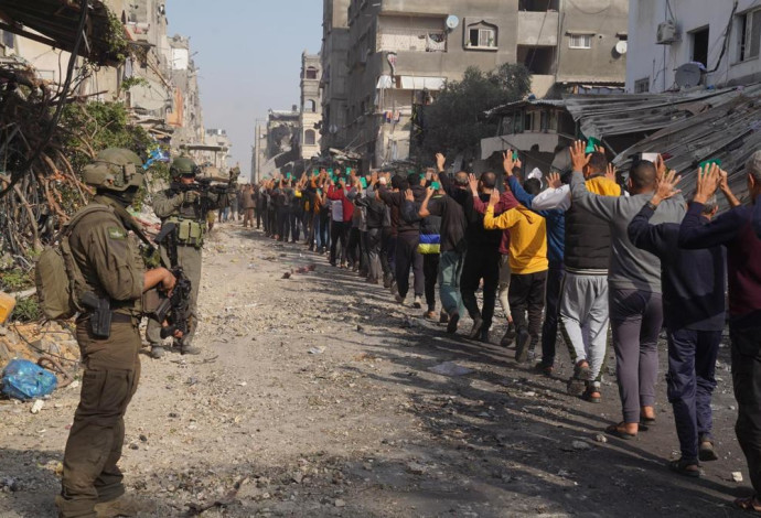 מחבלי חמאס נכנעים בסמוך לבית החולים כמאל עדואן (צילום:  דובר צה"ל)