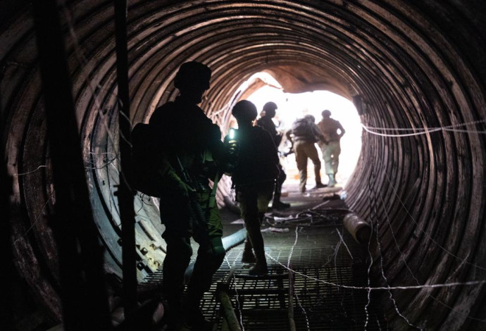 Le creusement et l'exploration du tunnel par des soldats de Tsahal (photo : porte-parole de Tsahal)