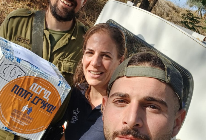  חיילים מקבלים משלוח חירום (צילום:  "חברים לרפואה")