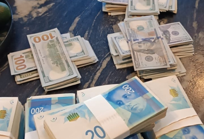 כסף מזומן שתפסה המשטרה מאיש עסקים החשוד בקשר לארגון הפשע אבו לטיף (צילום:  דוברות המשטרה)