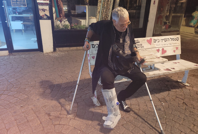 יובל כספין לאחר שנפגע על ידי רוכב אופניים (צילום: ניר פקין)