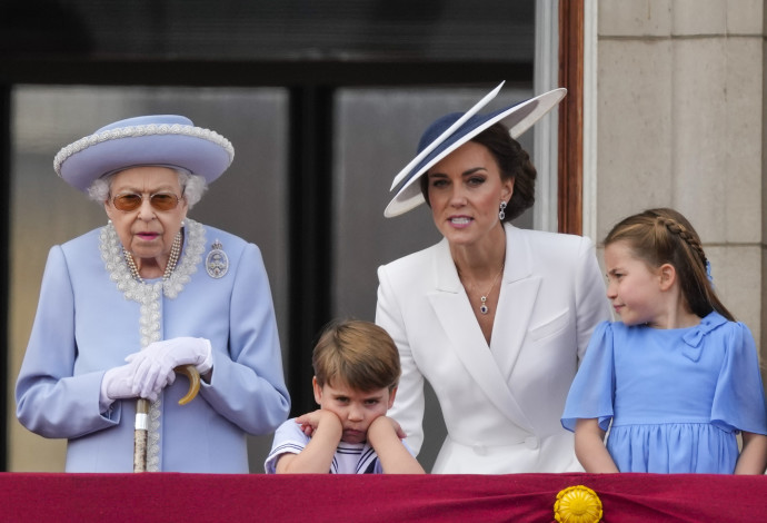 זה לא קל להיות נסיך. הנסיכה שארלוט, קייט מידלטון, הנסיך לואי, מלכת אנגליה (צילום: WPA Pool)