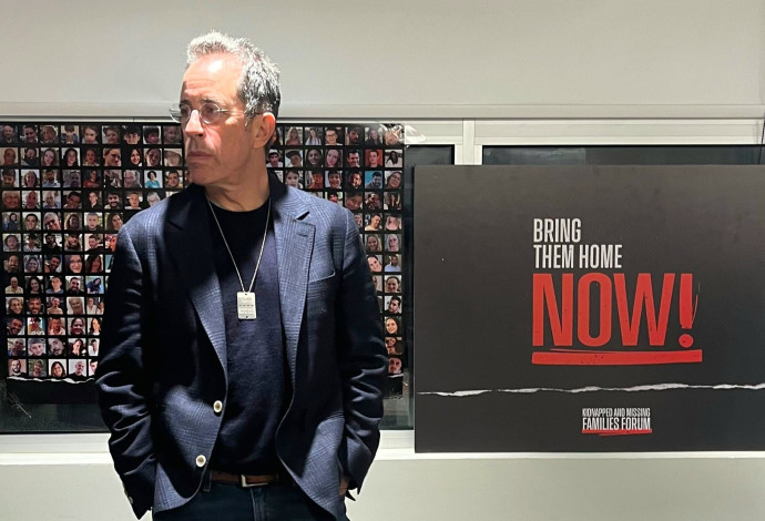 סיינפלד בביקור משפחות החטופים (צילום: מטה המשפחות)