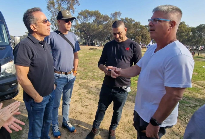 נעם לניר וג'רי סיינפלד (צילום: צילום מסך מתוך פייסבוק)