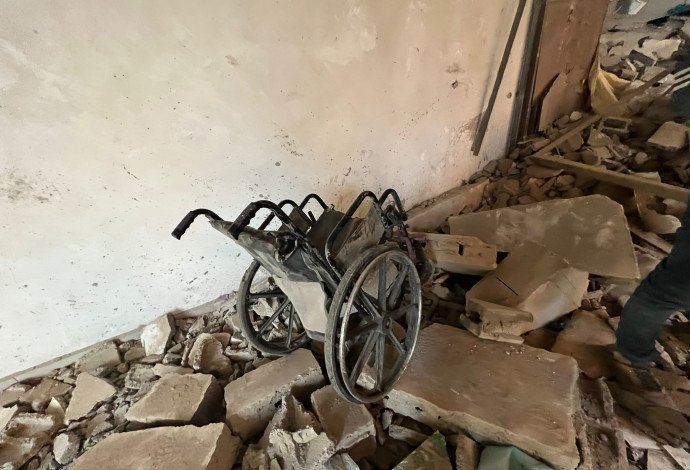 כיסא הגלגלים שאותר במרכז ההגנה של חמאס בעזה (צילום: טובה לזרוף)