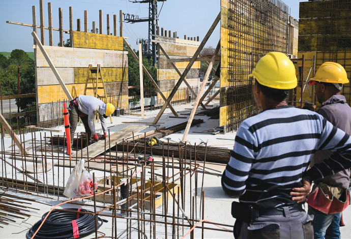 פועלים באתר בנייה (צילום:  מיכאל גלעדי, פלאש 90)
