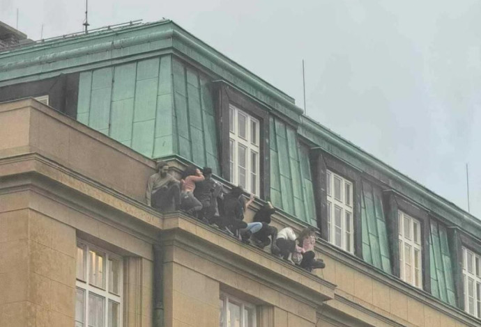 אירוע הירי בפראג: תיעוד של סטודנטים באוניברסיטה מתחבאים (צילום: שימוש לפי סעיף 27 א')
