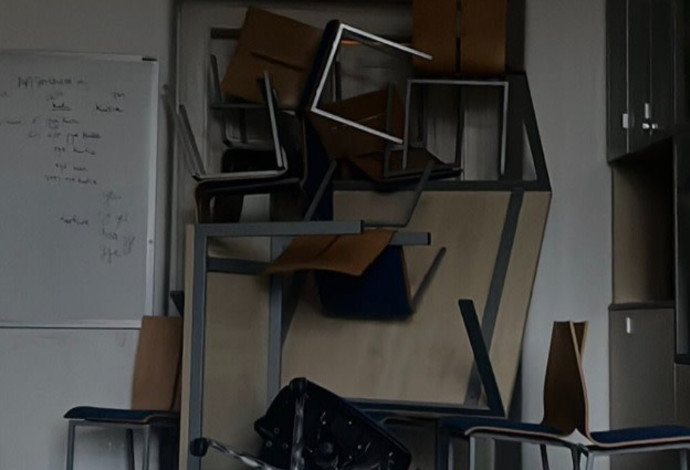תמונה שפרסם תלמיד באוניברסיטת קארל בפראג, וסיפר כי היורה ניסה להיכנס לחדרו אך הוא חסם את הדלת (צילום: שימוש לפי סעיף 27א')