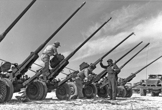תותחים של הצבא המצרי שנלקחו שלל במבצע קדש (צילום:  משה פרידן, לע"מ)
