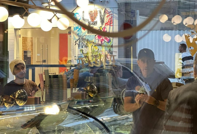 בחור של קרמל מלוח? ג'רי סיינפלד טועם גלידה (צילום: יח''צ)