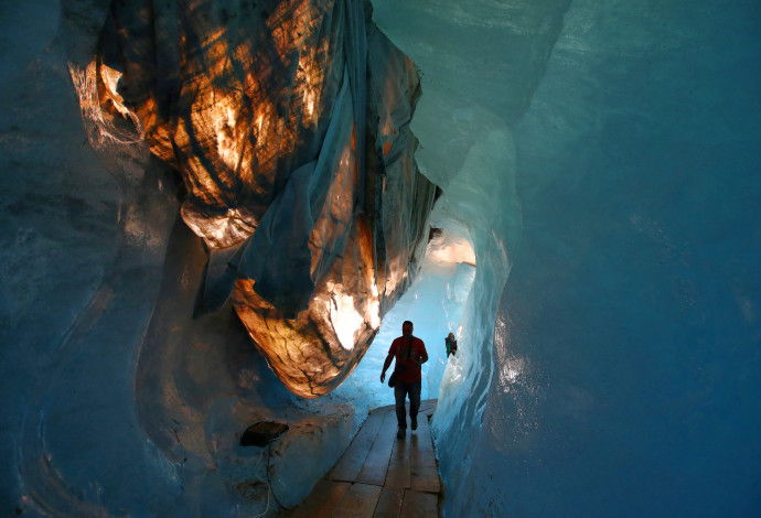 מערות הקרח של קרחון רון (צילום: REUTERS/Denis Balibouse)