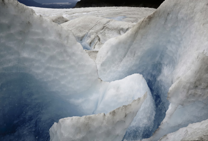 מערות הקרח של קרחון מנדנהול (צילום: אינגאימג')