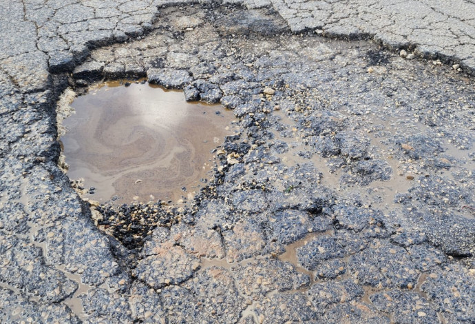 הבור שנפער ברחוב גיסין בפתח תקווה (צילום:  אלון חכמון)