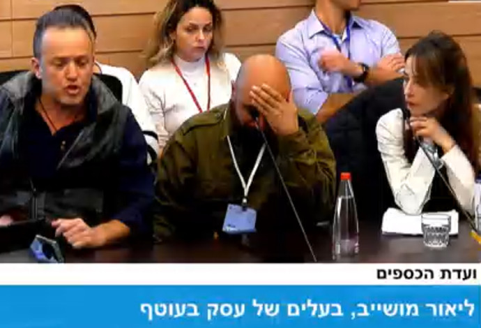 חייל המילואים ליאור משייב, שהגיע לדיון בוועדת הכספים, בדמעות (צילום:  ערוץ הכנסת)