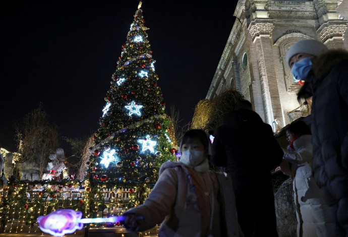 חג המולד בבייג'ין (צילום: REUTERS/Florence Lo/File Photo)