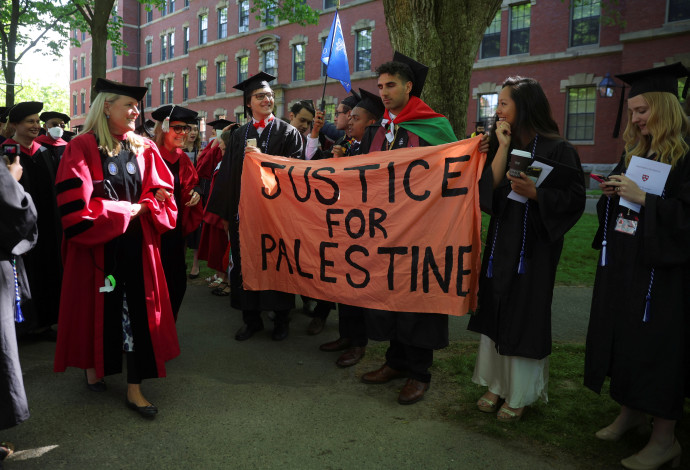 הפגנת תמיכה בפלסטינים בהארוורד (צילום:  REUTERS/Brian Snyder)