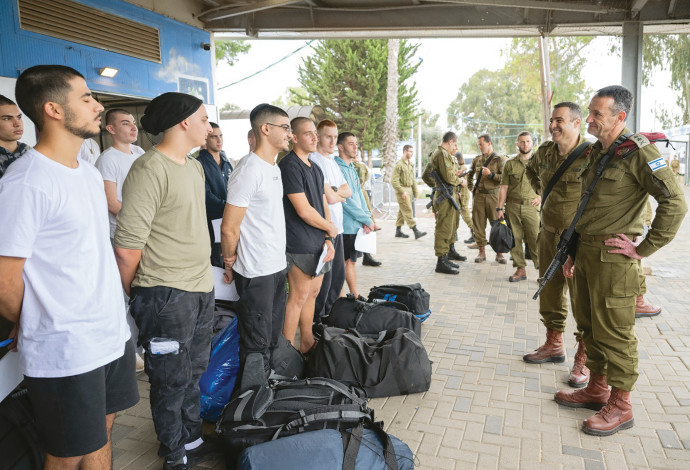 מתגייסים בבקו"ם (צילום:  דובר צה"ל)