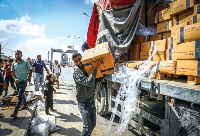 העברת סיוע ממצרים לרצועה דרך מעבר רפיח  (צילום:  עבד רחים חטיב - פלאש 90)