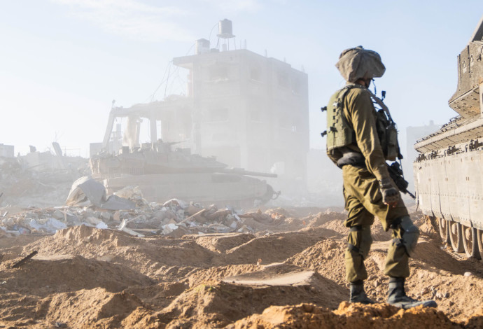 תיעוד מההתקפה האוגדתית על ידי לוחמי צוות הקרב של חטיבה 7 וצוות הקרב של חטיבת גבעתי בחאן יונס (צילום:  דובר צה"ל)