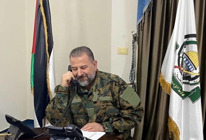 תמונה המפורסמת של סאלח אל-עארורי אחרי האיום המפורש של ביבי עליו (צילום:  בתקשורת הערבית)