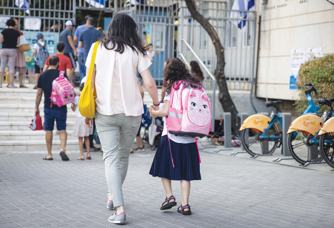 בכניסה לבית ספר בירושלים (למצולמים אין קשר לכתבה, צילום: חיים גולדברג, פלאש 90)