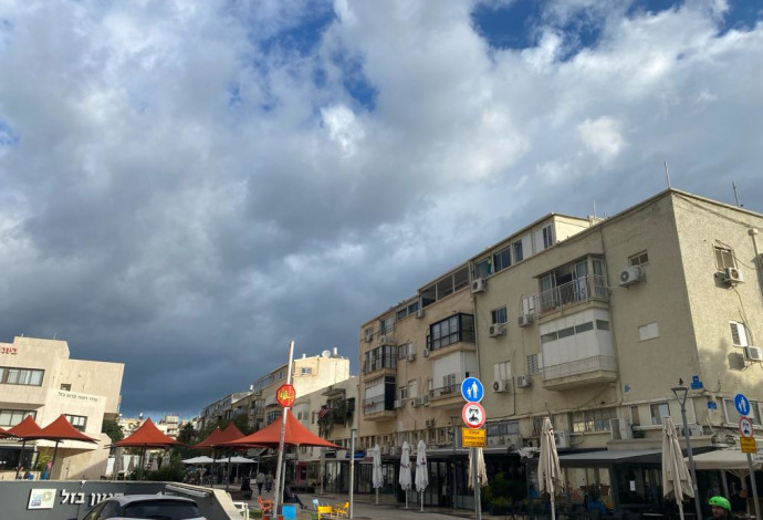 מזג אוויר מעונן חלקית בתל אביב (צילום:  אבשלום ששוני)