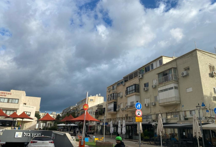 מזג אוויר מעונן חלקית בתל אביב (צילום:  אבשלום ששוני)