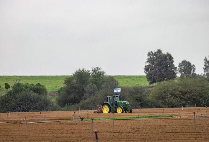 חקלאי חורש שדה בעוטף עזה (צילום: חיים גולדברג, פלאש 90)