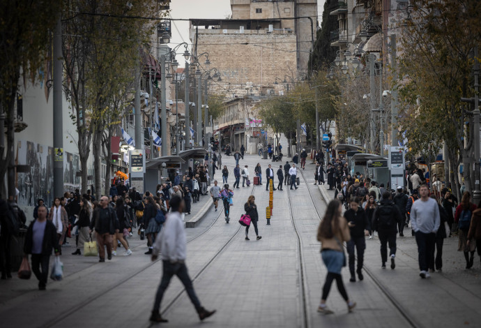 אנשים ברחובות ירושלים (צילום:  Chaim Goldberg/Flash90)