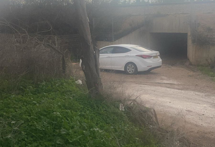 הרכב בו נמצאה גופת אישה סמוך לצומת יאסיף (צילום:  דוברות משטרת ישראל)