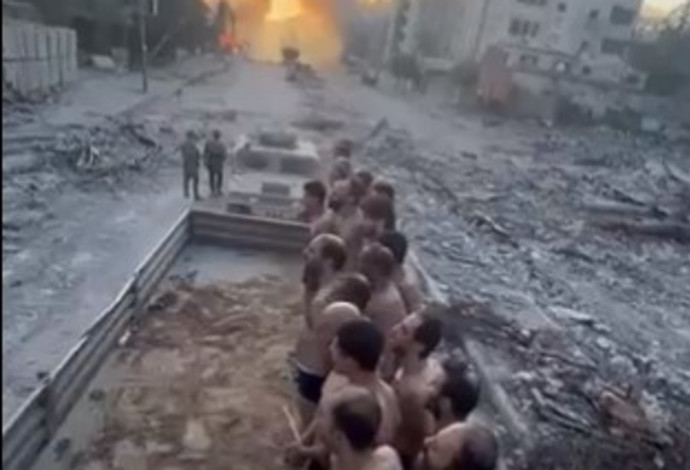 עזתים נכנעים לכוחות צה"ל (צילום:  רשתות חברתיות, שימוש לפי סעיף 27 א')