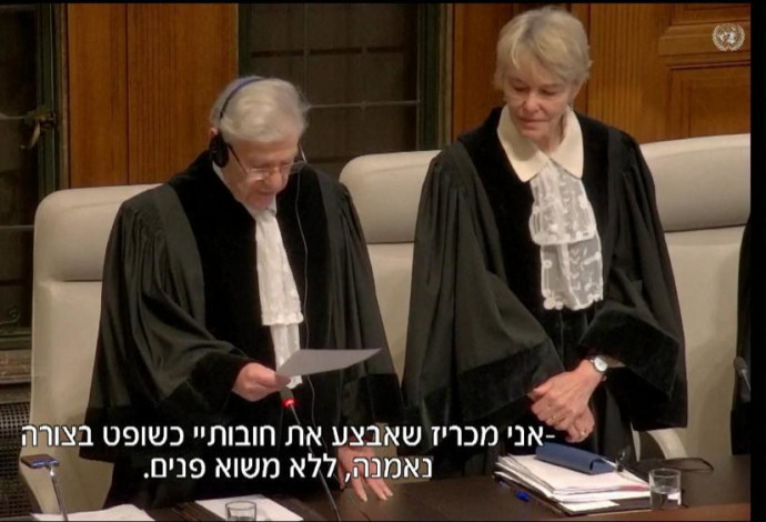 השופט אהרן ברק מושבע לדיון בהאג (צילום:  צילום מסך חדשות 12)