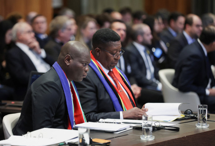 הנציגים מדרום אפריקה בבית הדין בהאג (צילום:  REUTERS/Thilo Schmuelgen)