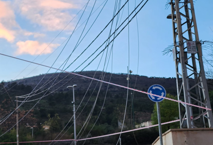 נזק לאחר נפילת רקטות בקריית שמונה (צילום:  דוברות קריית שמונה)