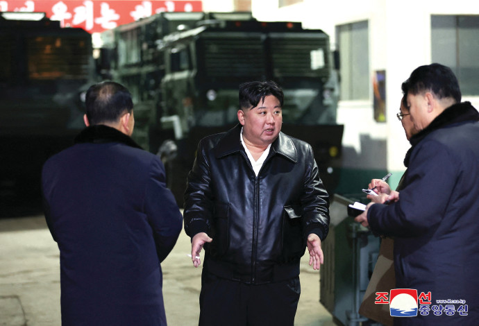 קים ג'ונג און במפעל נשק (צילום:  רויטרס)
