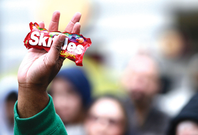 מפגין מחזיק שקית Skittles בעצרת בווסטלייק פארק בסיאטל, וושינגטון, 28 במרץ 2012 (צילום:  רויטרס)