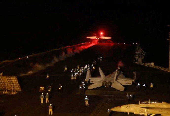 נושאת מטוסים בדרך למתקפה בתימן (צילום:  רויטרס)