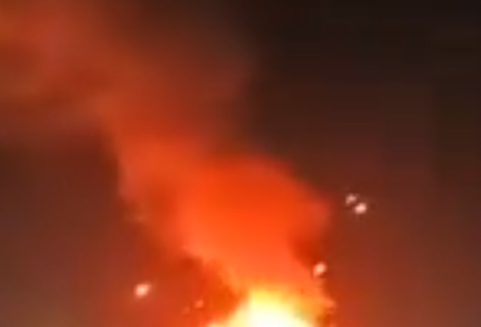 אש בצנעא לאחר תקיפה אמריקנית (צילום:  רשתות ערביות)