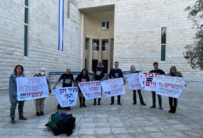 תושבי דרום מזרח ת"א עם תנועה ישראלית והועד למיגון בכניסה לבית המשפט העליון (צילום:  תנועה ישראלית)