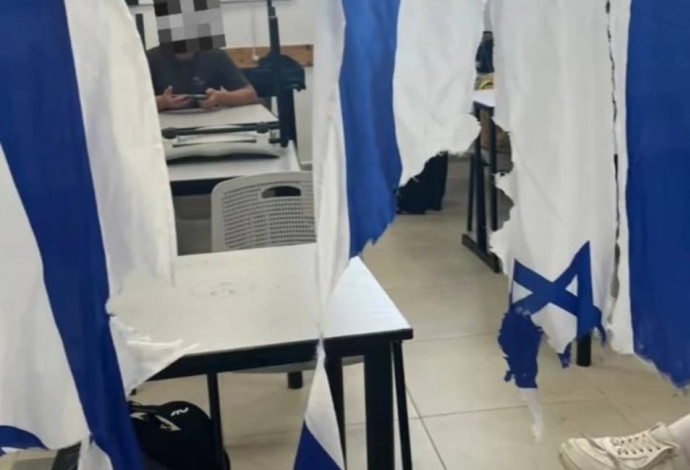 דגל ישראל שהושחת בבית הספר ביישוב מיתר בדרום (צילום:  ללא קרדיט)