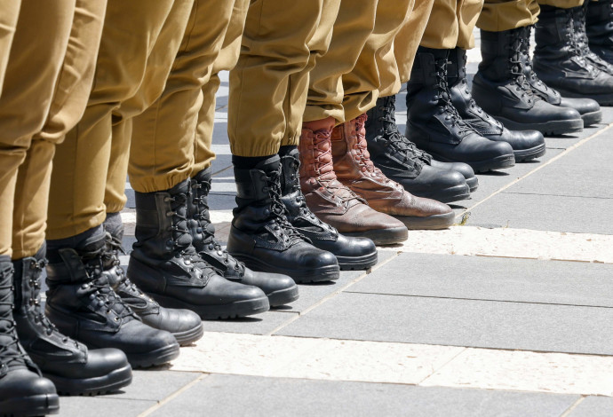 רגליים חיילים (צילום:  מרק ישראל סלם)