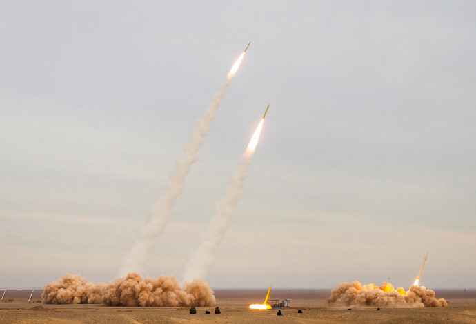 שיגור טילים איראנים (צילום:  Saeed Sajjadi/Fars News/WANA (West Asia News Agency) via REUTERS)