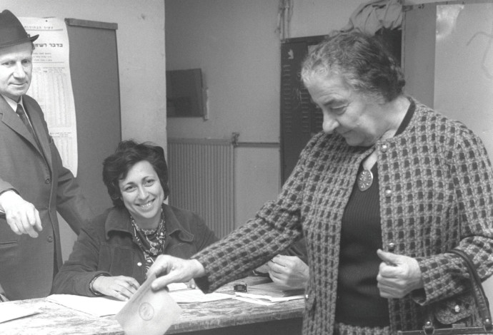 גולדה מאיר מצביעה בבחירות ב-1973 בירושלים (צילום:  יעקב סער לע"מ)