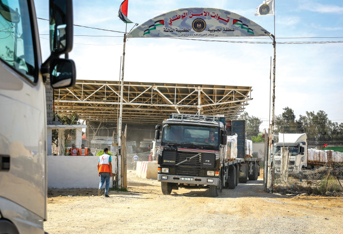 משאיות מכניסות אספקה ממצרים לרצועת עזה דרך מעבר רפיח (צילום:  עטיה מוחמד, פלאש 90)