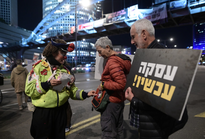 מפגינים בעד עסקת החטופים מול הקריה (צילום:  אבשלום ששוני)
