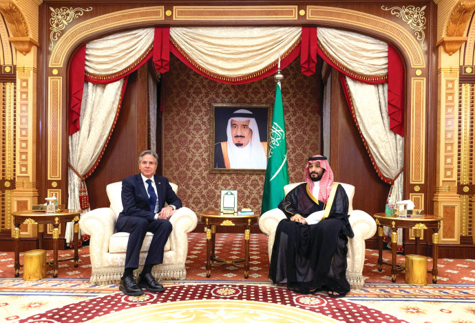 מזכיר המדינה האמריקאי אנתוני בלינקן עם יורש העצר הסעודי מוחמד בן סלמאן (צילום:  רויטרס)