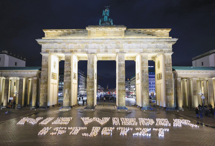 שער ברנדרבורג מואר לכבוד יום השואה הבינלאומי (צילום:  רויטרס)